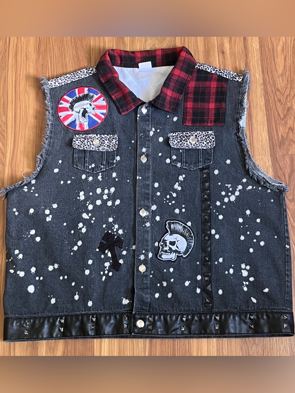 Spirit Halloween Punk Rockstar Vest Stud Skull Patches Bleach Splatter Emo L/XL